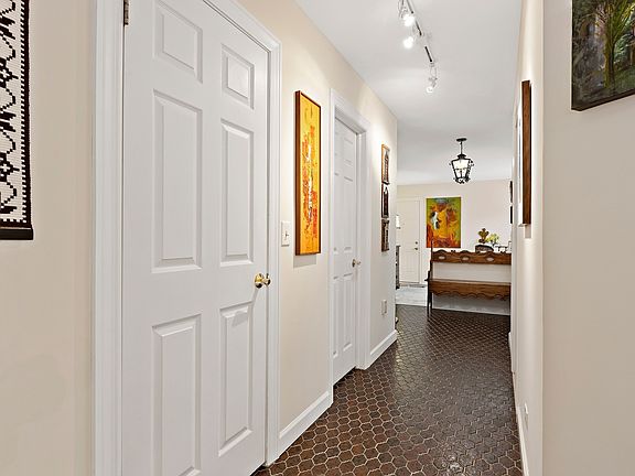 5th image of 1013 Wheaton Oaks Dr