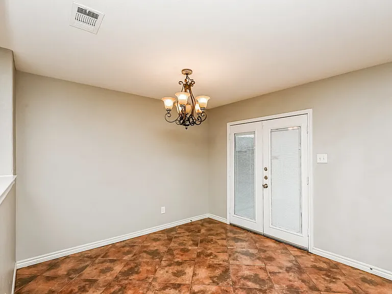 517 Creekbend St — Photo 7