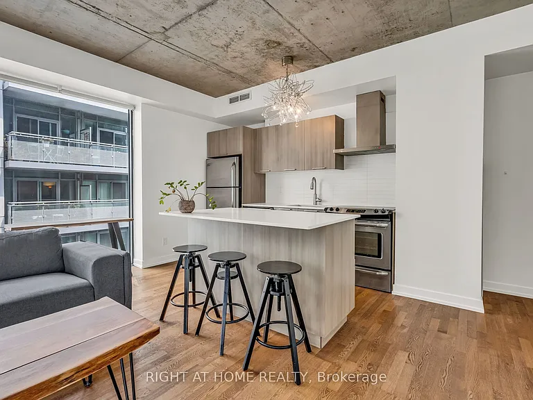 650 King St W #605 — Photo 19
