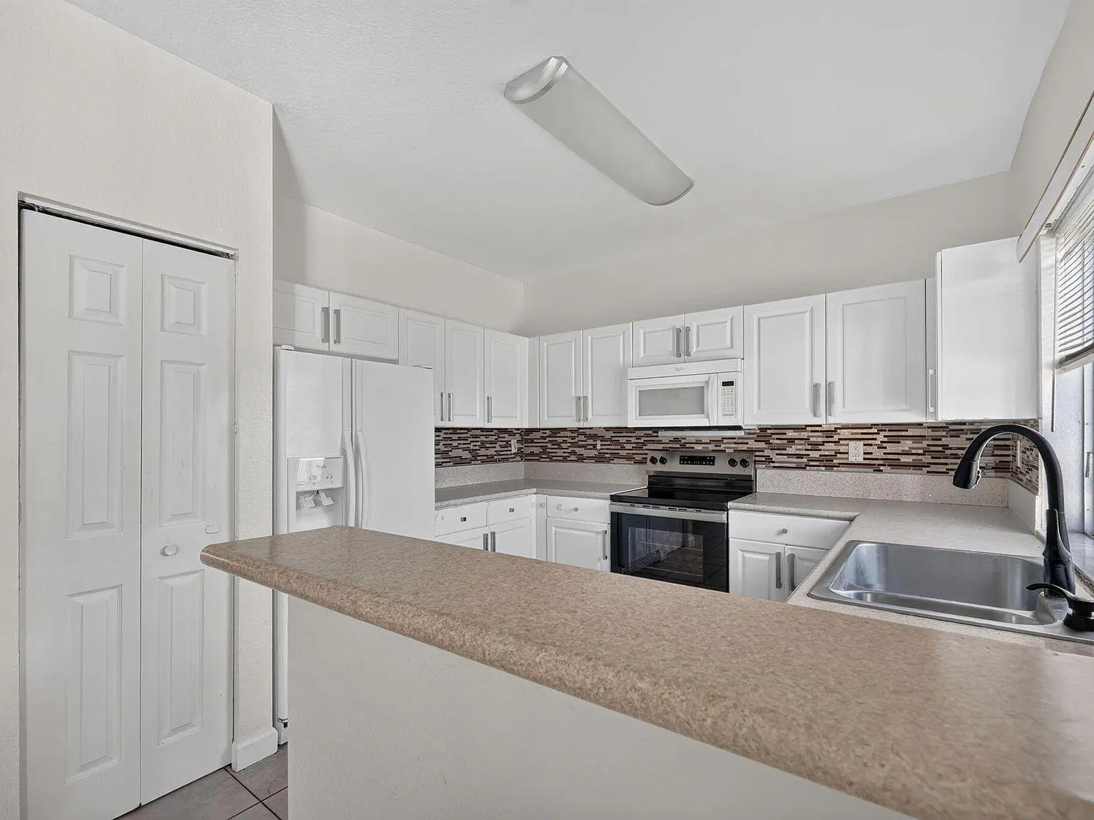 3 bed, 2.0 bath, 1641 sqft, $3,150 — Photo 4