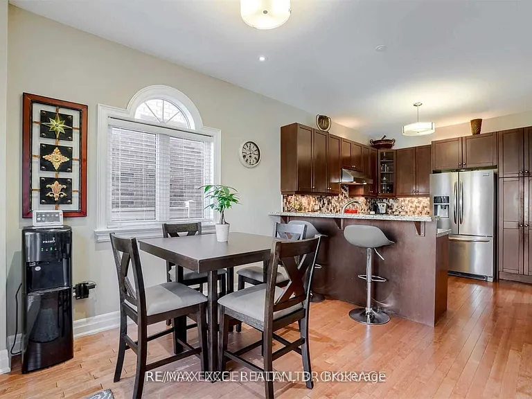 10 Pondmede Cres — Photo 7