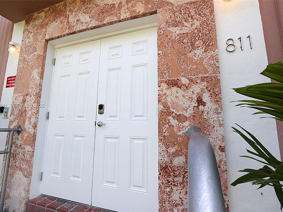 2nd image of 811 Jefferson Ave #105