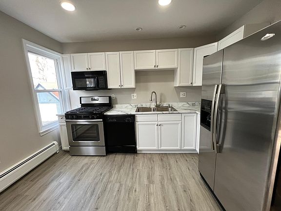 3rd image of 21 Carleton Ave #1