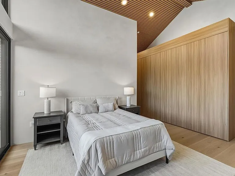 824 N Curson Ave — Photo 32