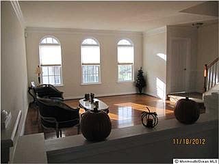 5th image of 10 Hart Dr