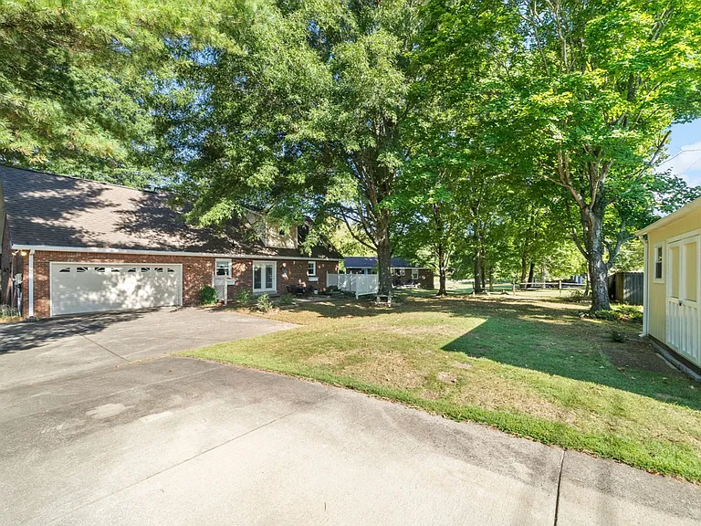 619 Chesterfield Cir — Photo 36