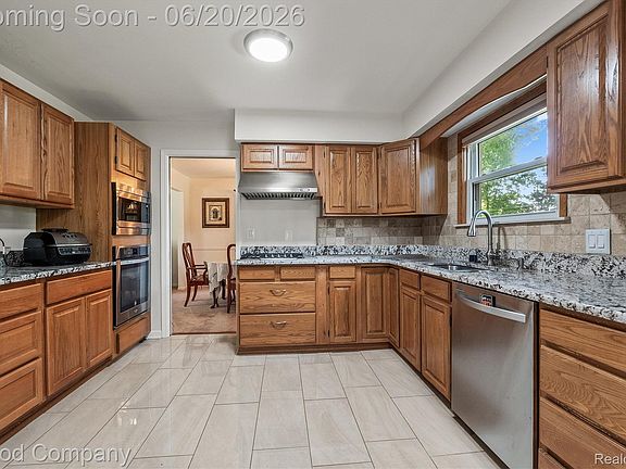 4th image of 833 Cobblestone Dr