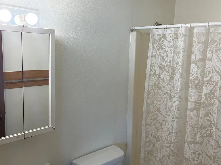Immaculate Updated 1 and 2 Bedrooms with 1 Bath — Photo 6