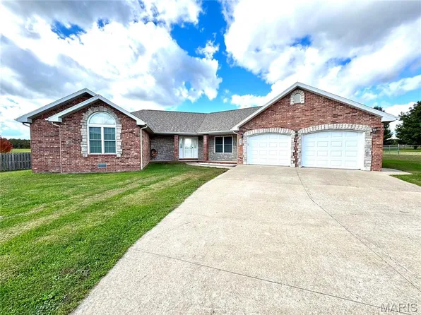 2206 Cherry Blossom Cir, Lebanon, MO 65536
