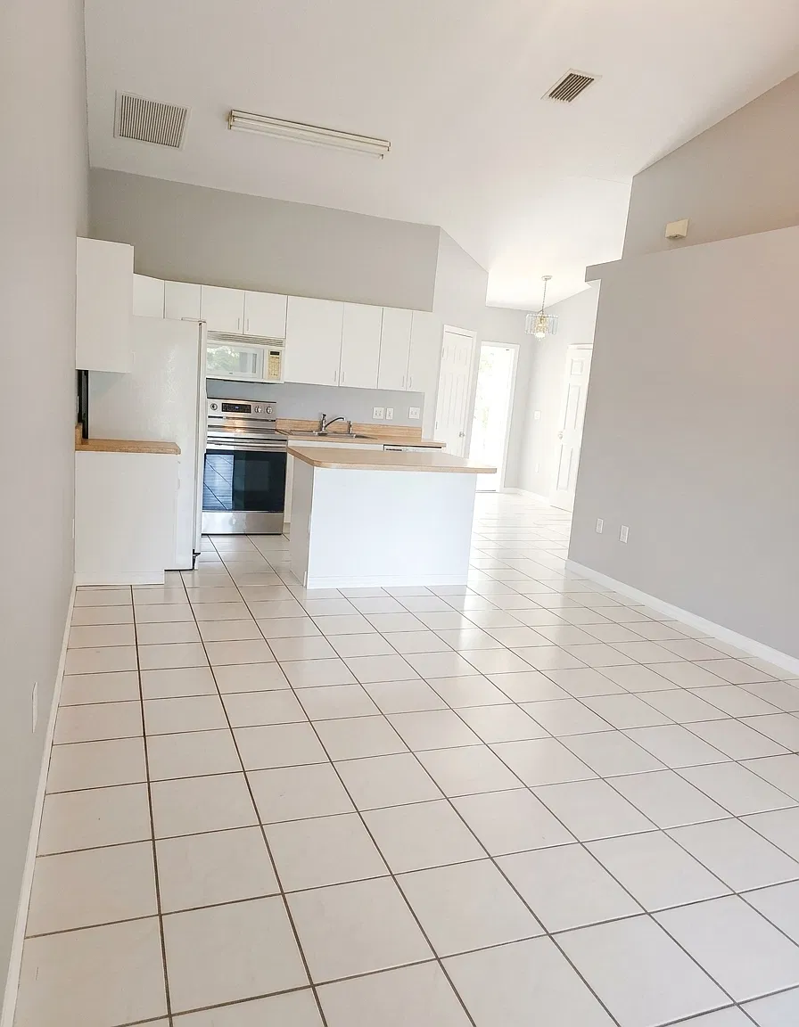 1402 SE 8th Ave — Photo 1