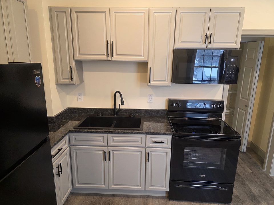 1st image of 295 Pleasant St #3