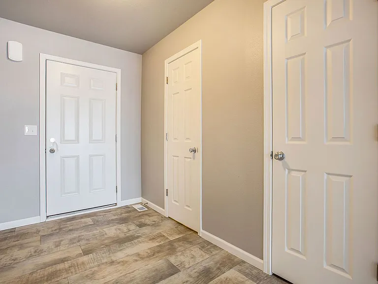 2401 Richardson Ct — Photo 6