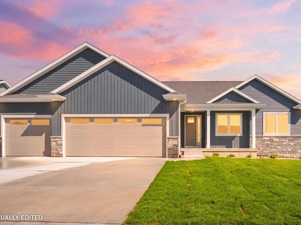 2813 Autumn Woods Dr, Cedar Falls, IA 50613