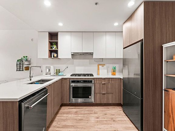 3rd image of 750 Dogwood St #113
