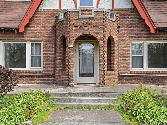 2nd image of 1271 Main St
