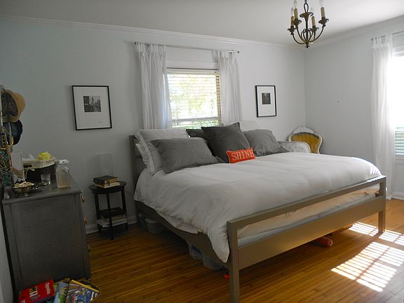 large master bdrm, 2 closets