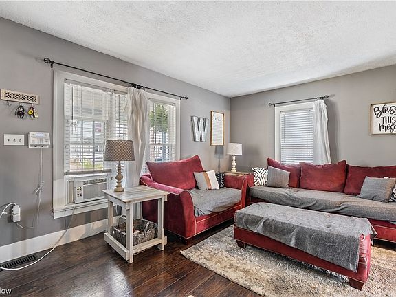 3rd image of 108 Glenn St