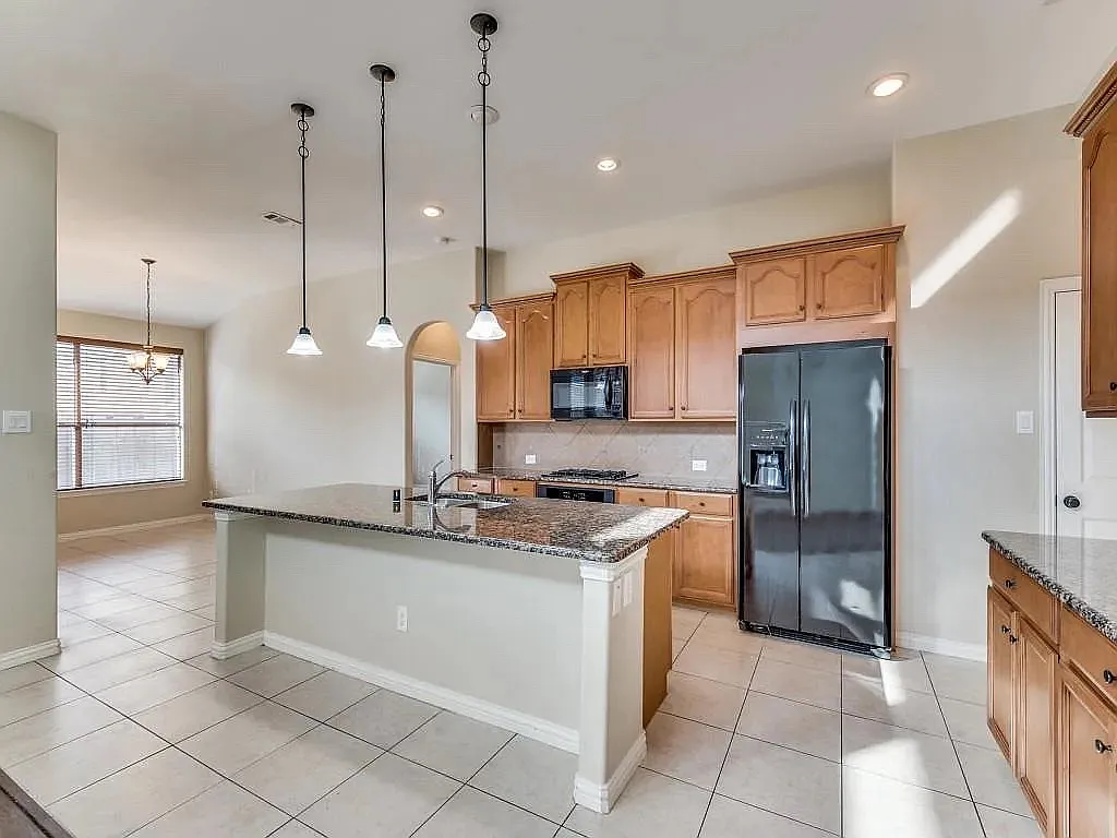 5 bed, 3662 sqft, $3,900 — Photo 2