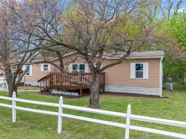 61 Doepath Ln, Linn Valley, KS 66040