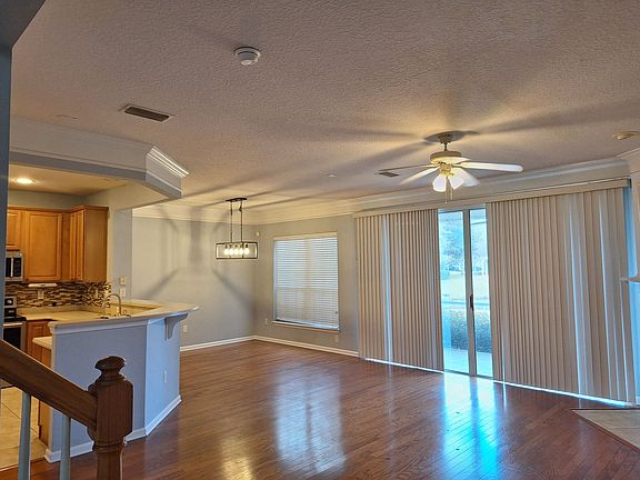 4th image of 11172 Castlemain Cir W