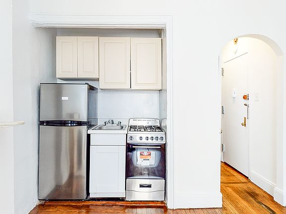 3rd image of 147 E 72nd St APT 5f