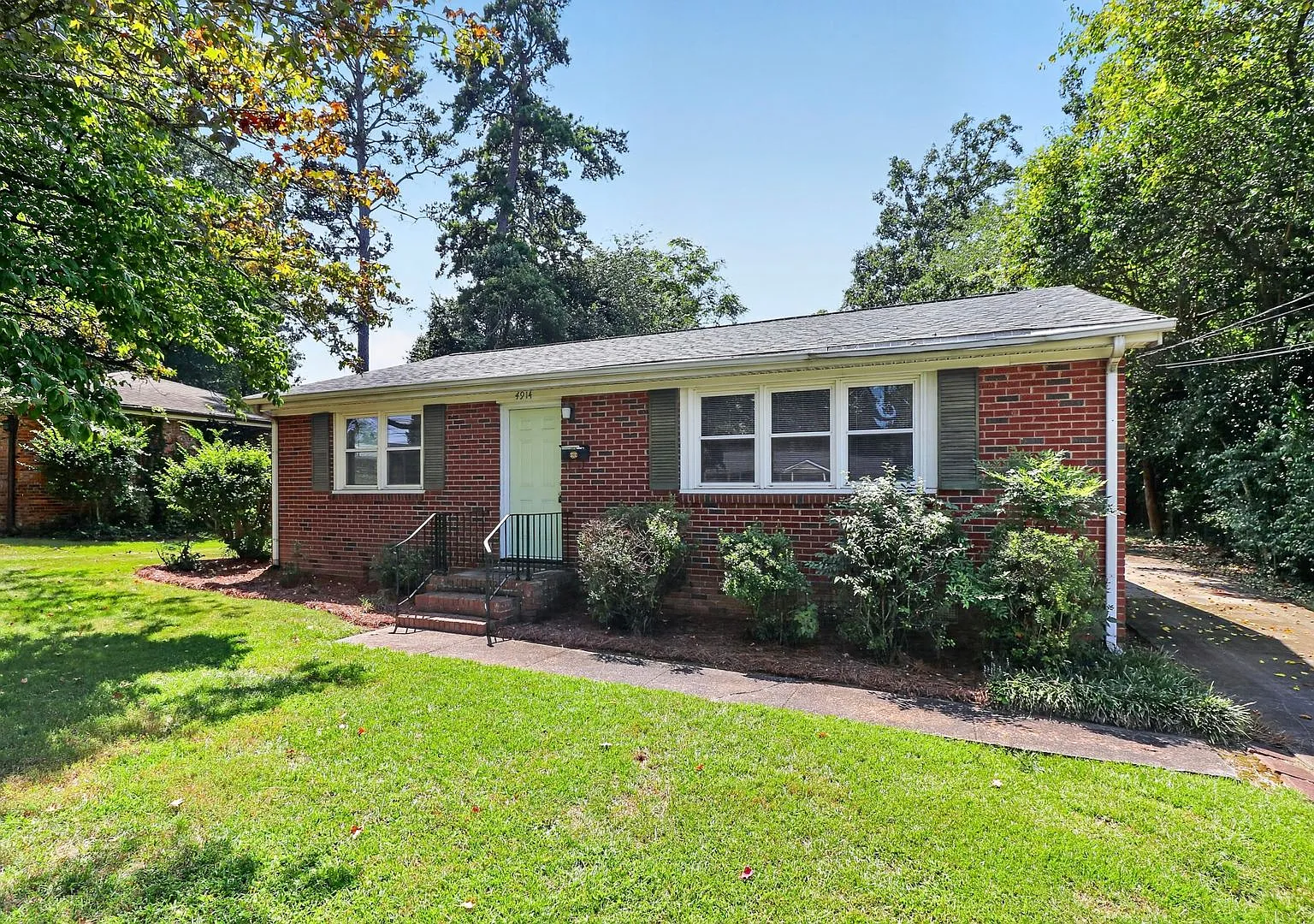 Lovely Three Bedroom Home in Amity Gardens! — Photo 1