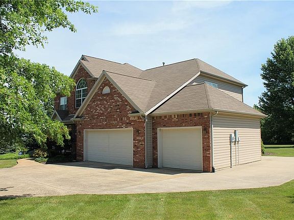 5th image of 584 S Cleveland Dr