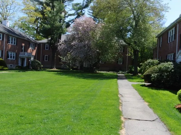 17 Hammond Pond Pkwy, Chestnut Hill, MA