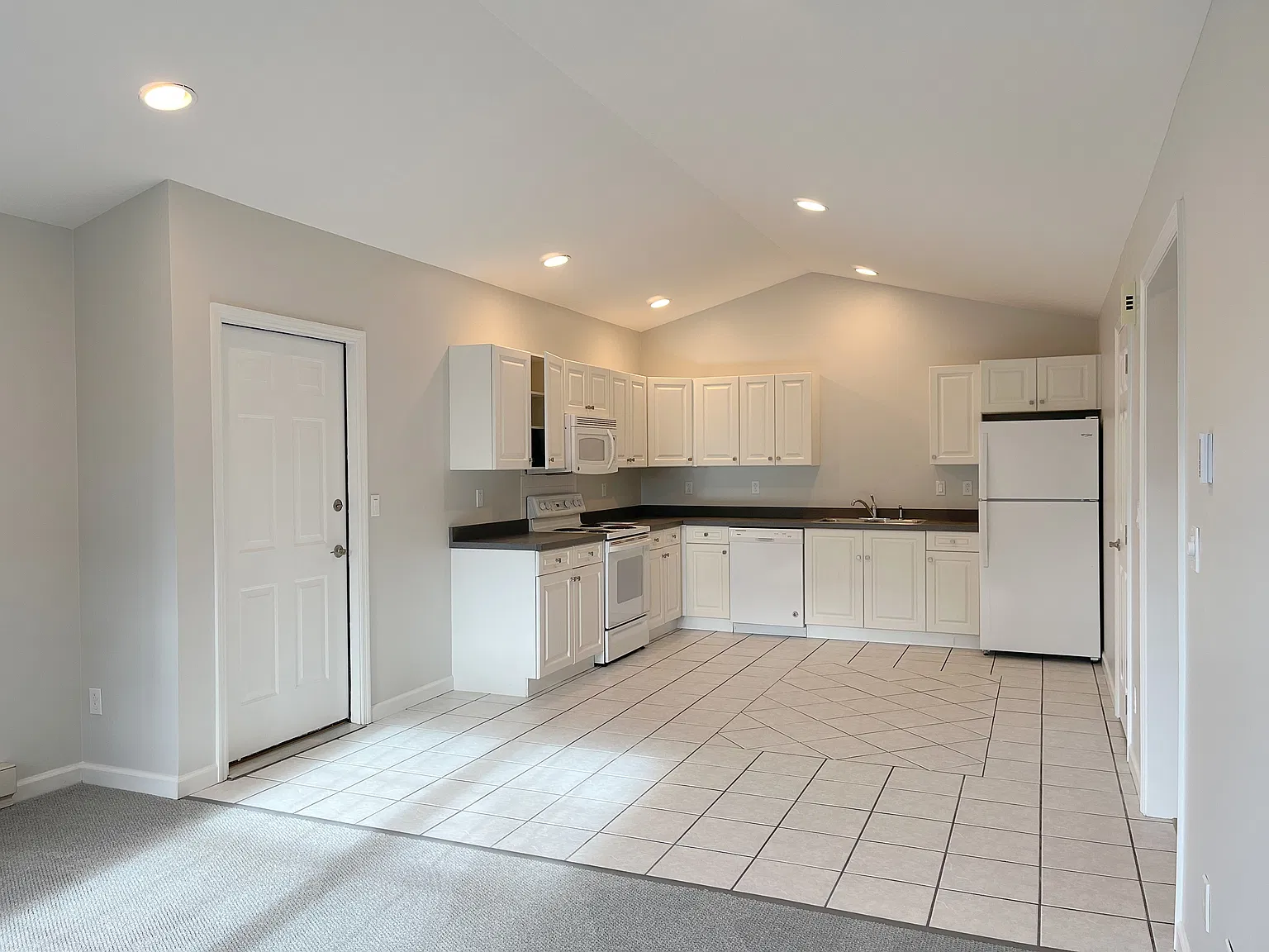 2 bed, 1000 sqft, $1,275 — Photo 2