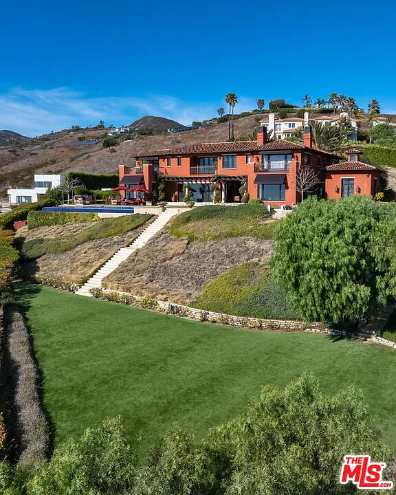 7 bed, 9.0 bath, 10500 sqft, $50,000 — Photo 3