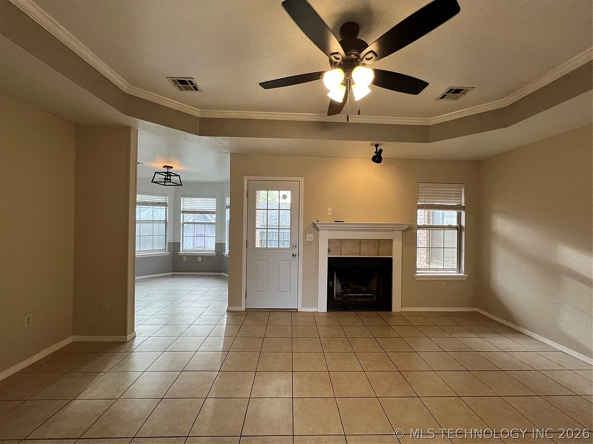 Building Photo - 2301 SW Wolf Run Dr