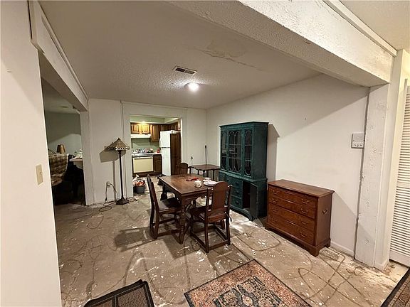 5th image of 10704 Glenwood St APT B