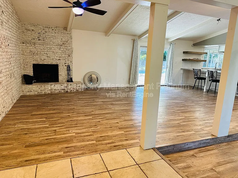 9077 N Fowler Ave — Photo 3