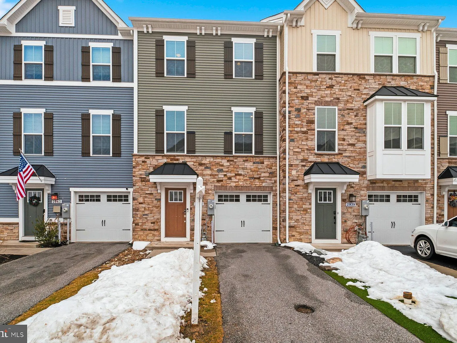 3 bed, 2.5 bath, 2320 sqft, $3,100 — Photo 1