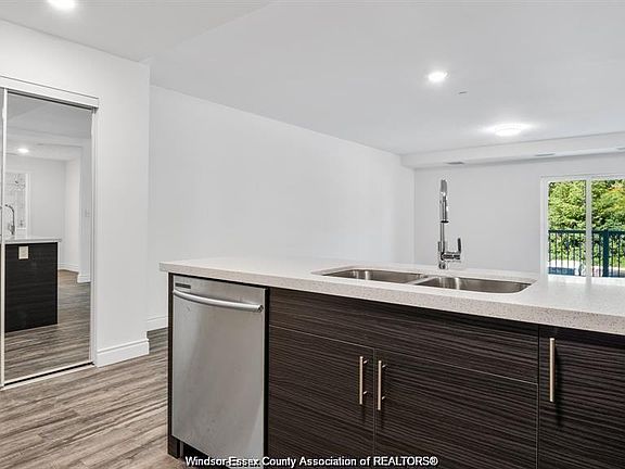 3rd image of 1611 Banwell Rd #513