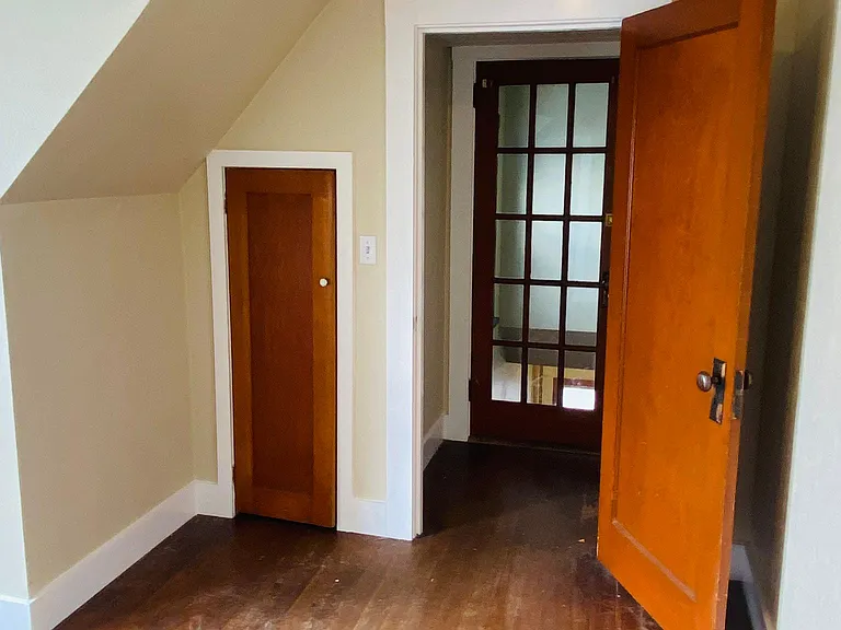 821 S 3rd St W #UPSTAIRS — Photo 2