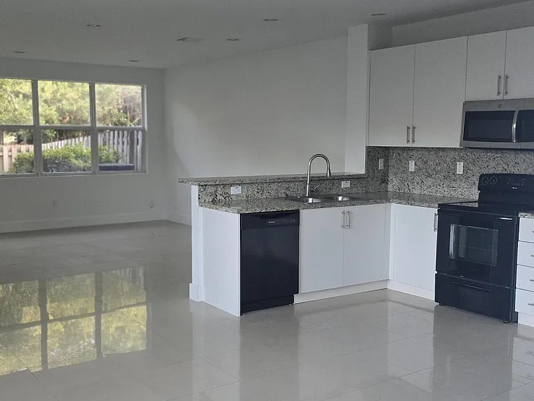 408 SW 9th St — Photo 5