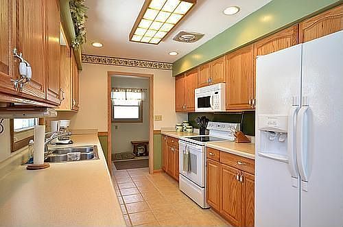 4th image of 996 Woodview Dr