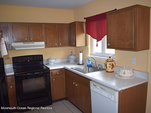 5th image of 521 Lilac Ct #A