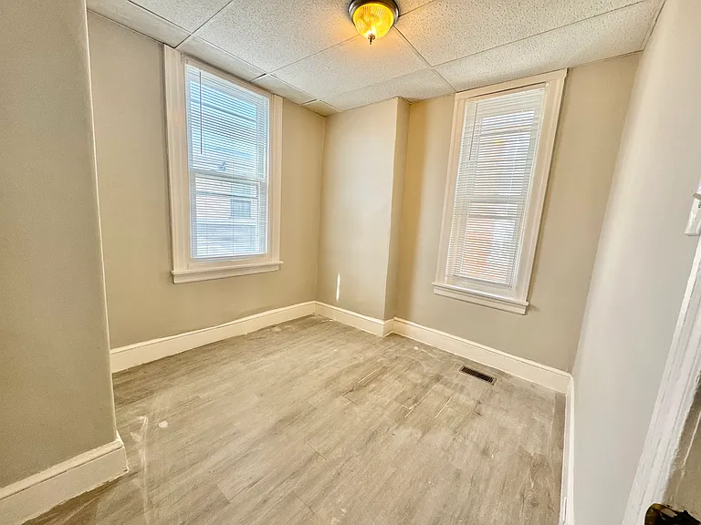 2528 S American St — Photo 14