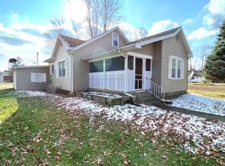 210 E 3rd St, Flora, IL 62839