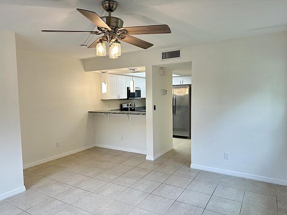 4th image of 3018 Sir Hamilton Cir