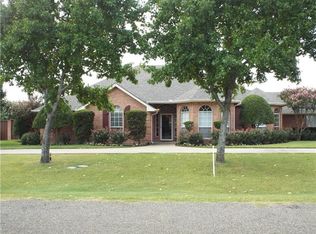 911 Country Creek Ln, Red Oak, TX 75154