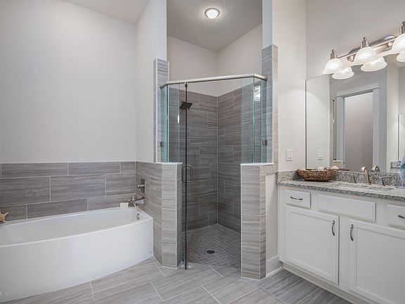 5th image of 275 Sherry Dr