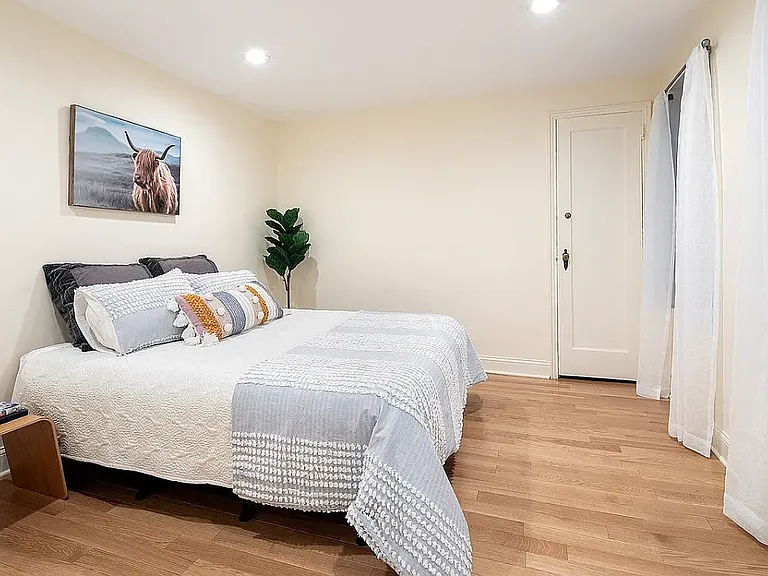 131 E 15th St #1B — Photo 2