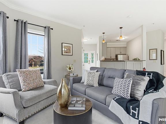 4th image of 2 Pine Cres Unit 14