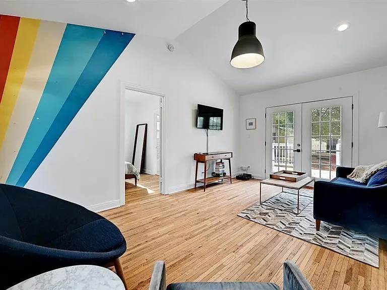 2943 Higgins St — Photo 2