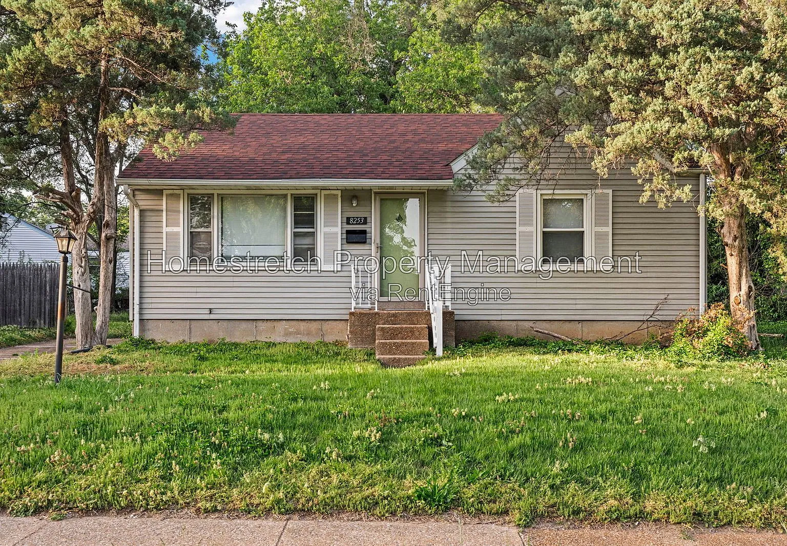 3 bed, 1.0 bath, 884 sqft, $1,299 — Photo 2
