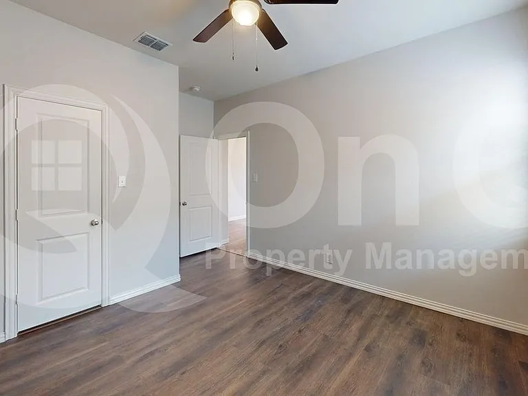 2402 Buchanan Ln — Photo 11