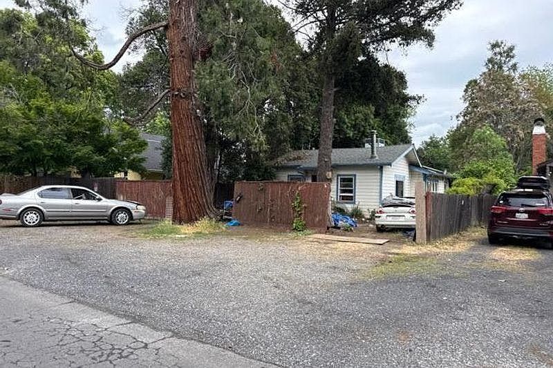 2nd image of 1624 Oleander Ave